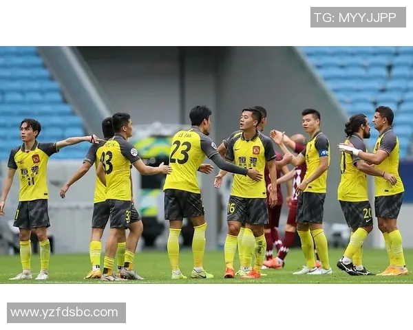 亚冠激战鲁能对阵恒大争夺小组出线权全力以赴展现球队实力